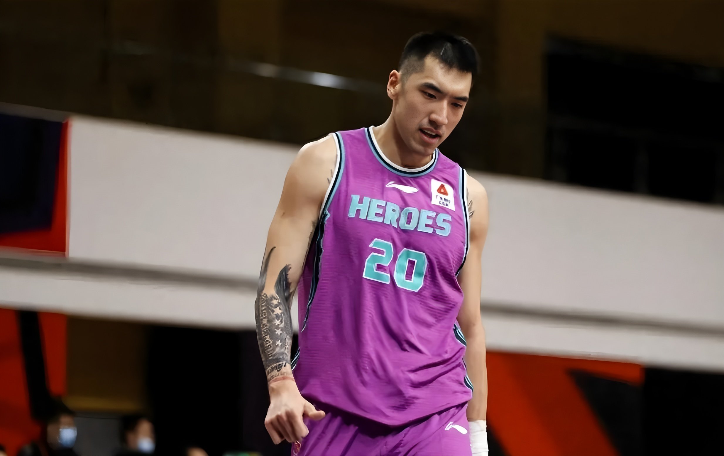 包含加时末段体能课后，山东男篮防线松动备战NBA季后赛，态度坚定，纪律约束更严格的词条